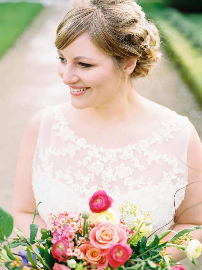 curvy bride with a bright and colourful bouquet