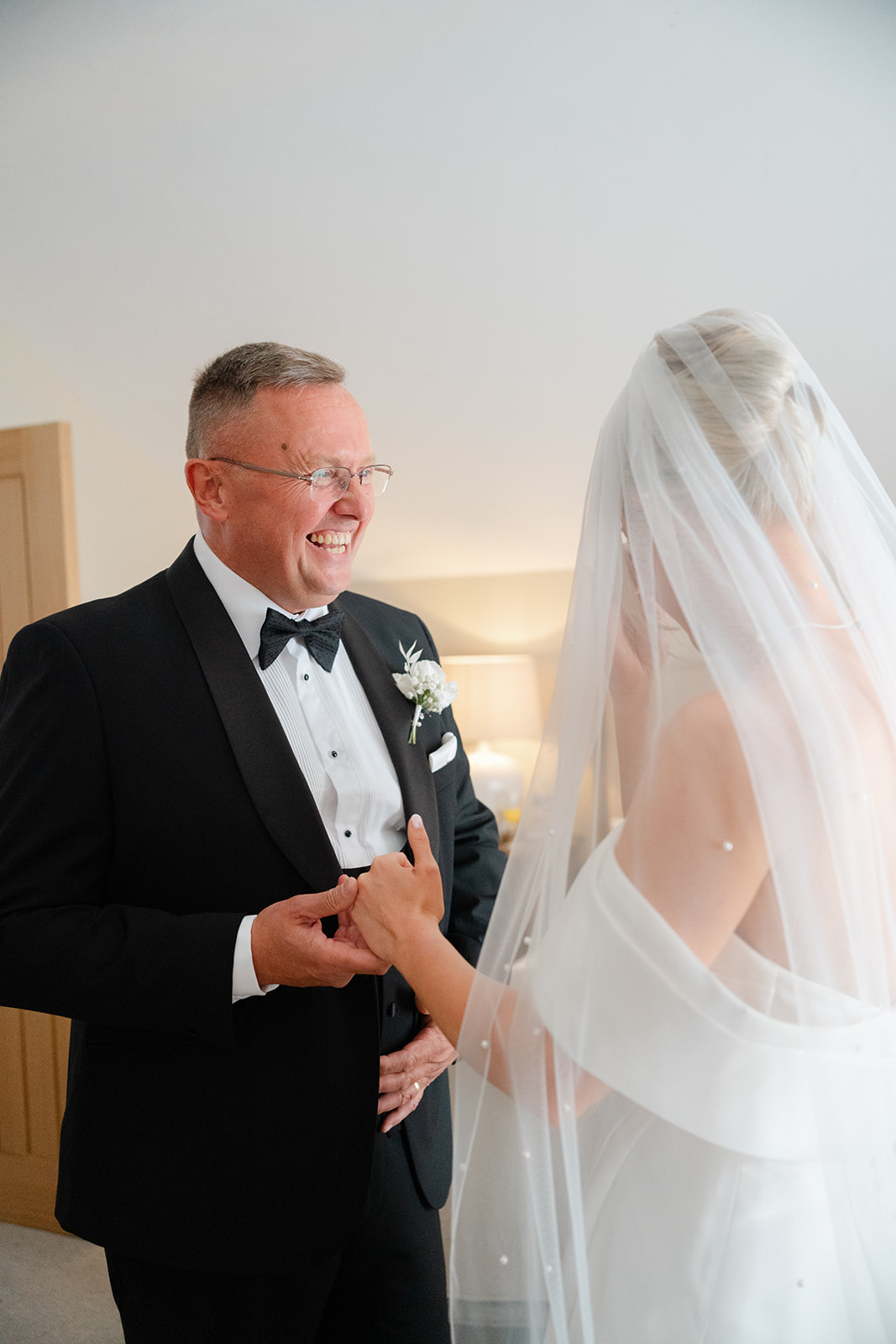 father of the bride sees the bride for the first time