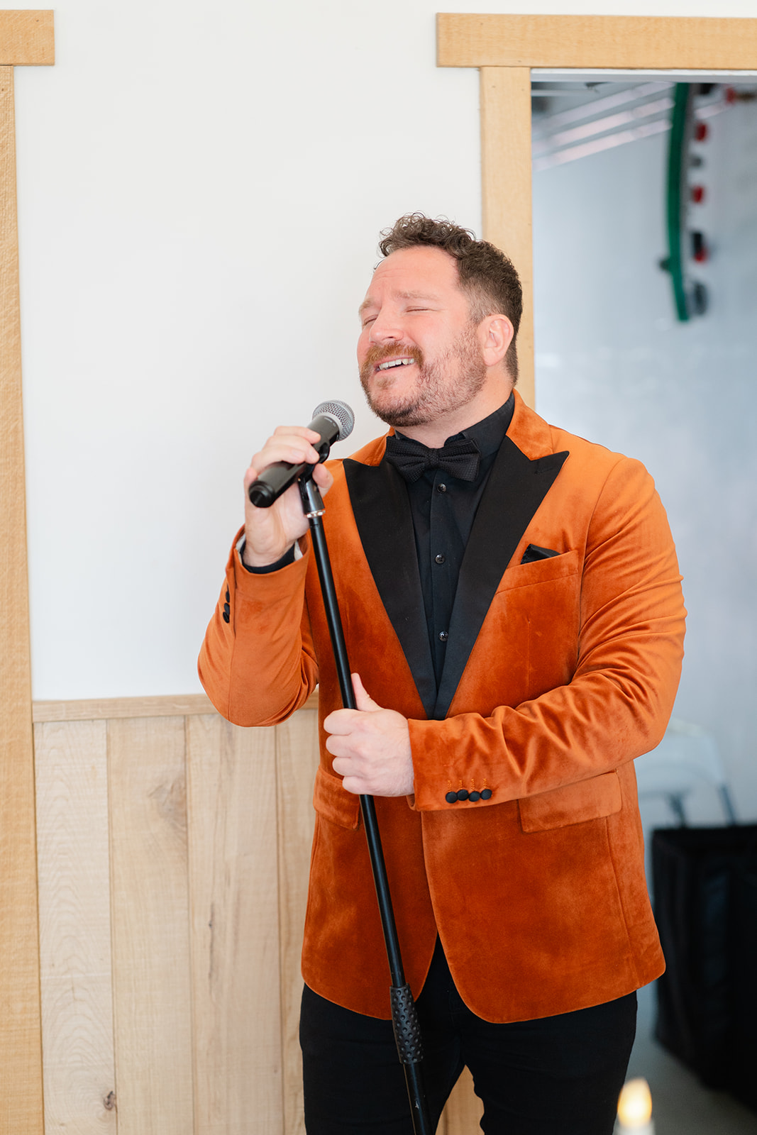 Danny finn sings at hobbit hill wedding, wearing orange velvet jacket