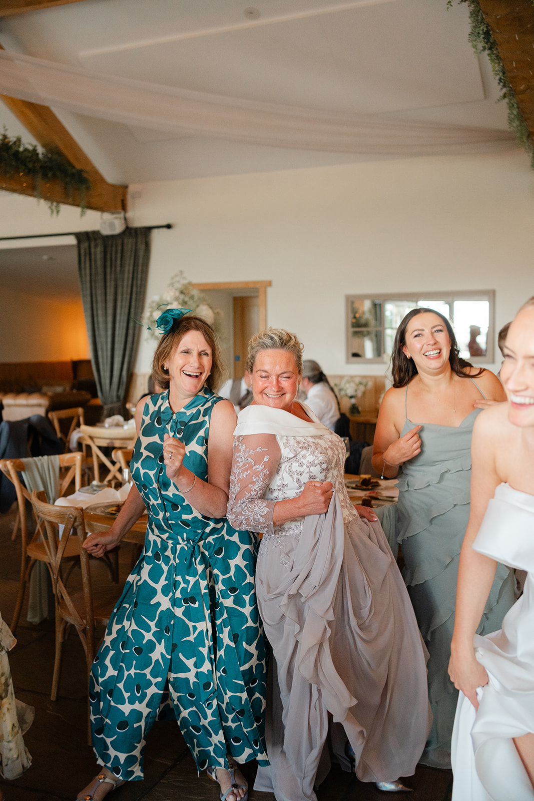 guests dancing at hobbit hill wedding