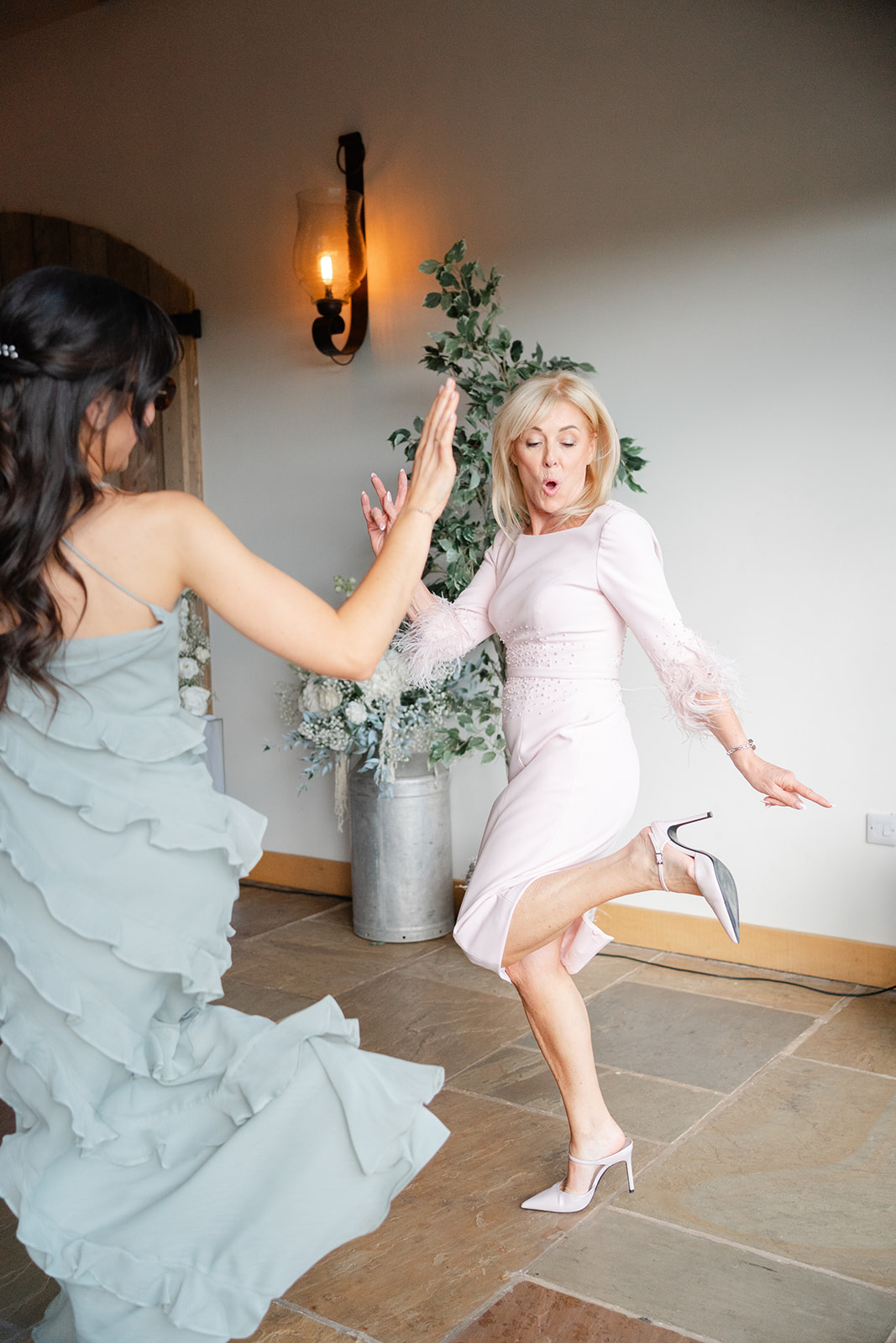guests dancing at hobbit hill wedding